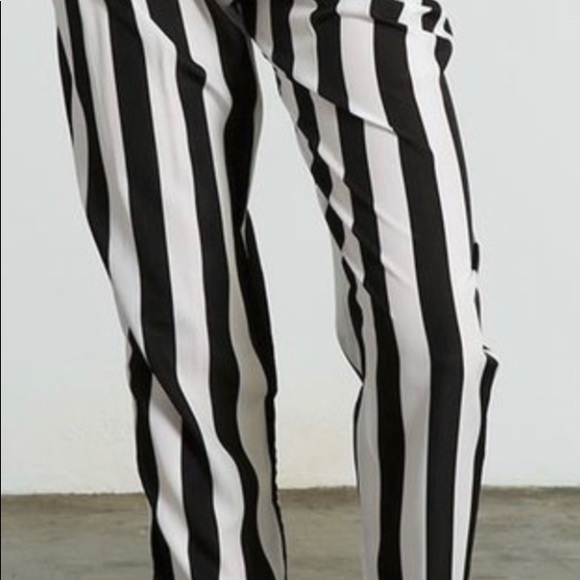 Silky b&w pants with side zipper and closure. - Picture 4 of 6